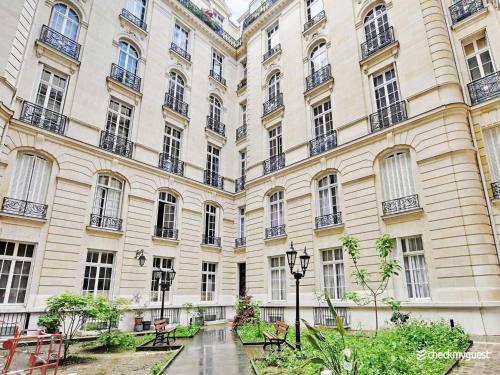 Air-conditioned studio near Arc Triomphe