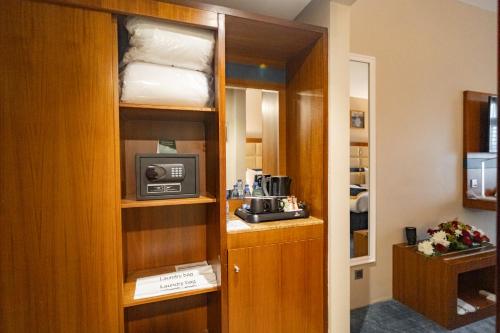 a room with a bunk bed in a room at Emaar Elite Al Madina Hotel in Al Madinah