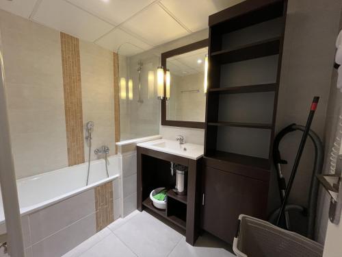 une salle de bain avec un lavabo, une baignoire et un miroir dans l'établissement Cap HERMES, T2-3, 40m2, 4-5p, ,grande terrasse vu, à Fréjus