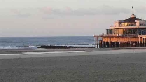 a building on the beach next to the ocean at 't Kabinet in Blankenberge