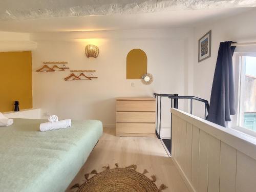 une chambre avec un lit et une fenêtre dans l'établissement Nestor&Jeeves - VIEUX NICE DUPLEX - Studio - Central, à Nice