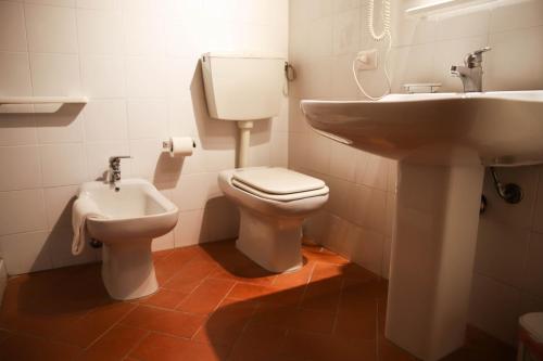 a bathroom with a toilet and a sink at Bio Agriturismo Poggio Aione in Saturnia