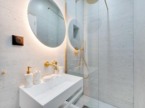 Cozy Parisian 2P Studio in the Prestigious 8th