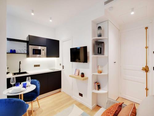 Cozy Parisian 2P Studio in the Prestigious 8th