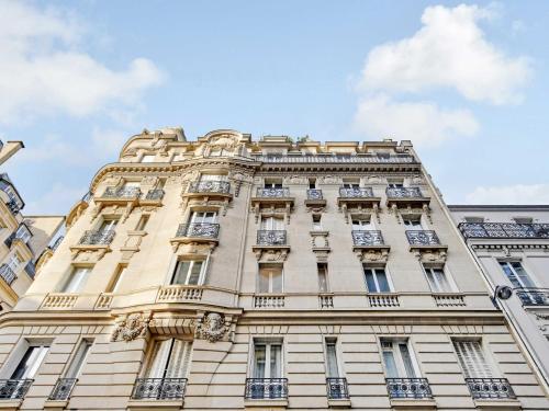 Cozy Parisian 2P Studio in the Prestigious 8th