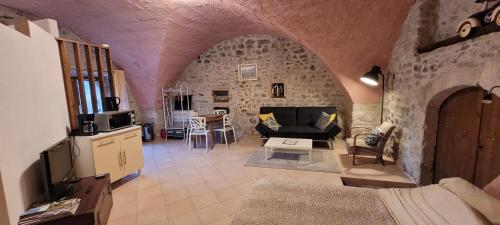 Χώρος καθιστικού στο joli studio dans cuvage d'une maison vigneronne