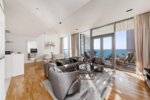 Bluewaters Sea View 2BR Pool & Gym & Beachfront