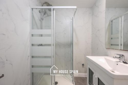 ein Badezimmer mit Dusche und Waschbecken in der Unterkunft MyHouseSpain - Great apartment 6 PAX MADRID CITY CENTER in Madrid