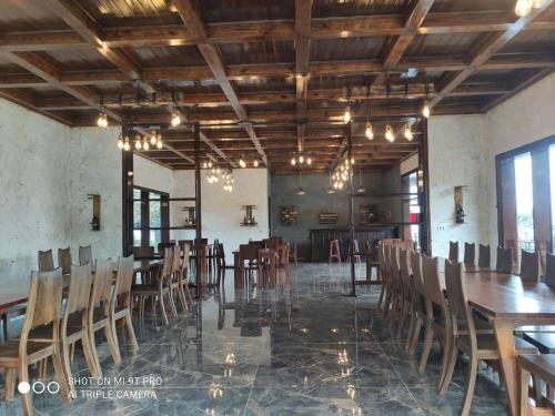 een eetkamer met houten tafels en stoelen bij Cloud Paradise Resort in Lao Cai