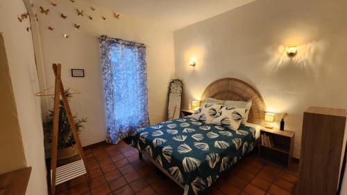 une chambre avec un lit avec une couette bleue dans l'établissement Appartement dans le centre historique avec terrasse privée, à Orange