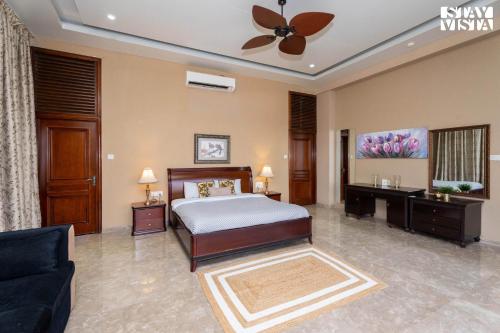 a bedroom with a bed and a couch at StayVista at Laguna Escape with Deck, Pool, Bathtub in Wai