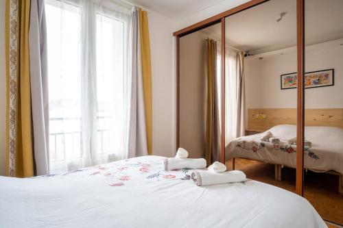 une chambre avec un lit et un grand miroir dans l'établissement La Passerelle - Petit Balcon, au Havre
