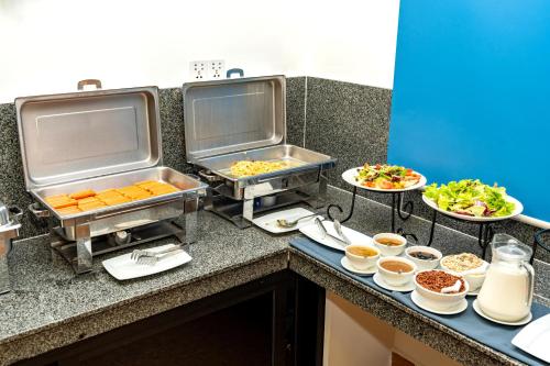 een keuken met borden met voedsel op een aanrecht bij Rithy Rin Angkor Hotel in Siem Reap