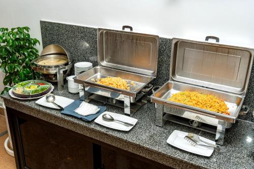 twee dienbladen eten op een aanrecht in een keuken bij Rithy Rin Angkor Hotel in Siem Reap