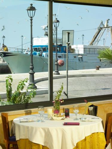 Miramare Hotel Ristorante Convegniにあるレストランまたは飲食店