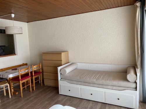 - une petite chambre avec un lit et une table à manger dans l'établissement Majestic I, à Huez