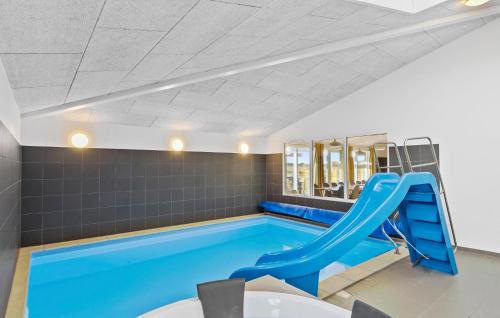 La alberca dentro o cerca de Stunning Home In Løkken With Sauna