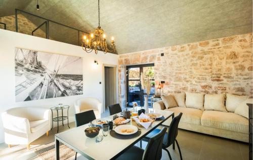 2 Bedroom Gorgeous Home In Gdinj