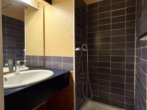 une salle de bain avec un lavabo et une douche dans l'établissement Appartement Studio cabine ARGELES SUR MER AR020-033, à Argelès-sur-Mer