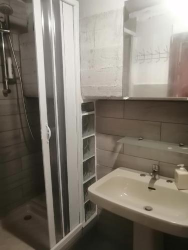 ein Badezimmer mit Waschbecken und Dusche in der Unterkunft B&B Babbaro - camera con bagno privato in Castelcivita