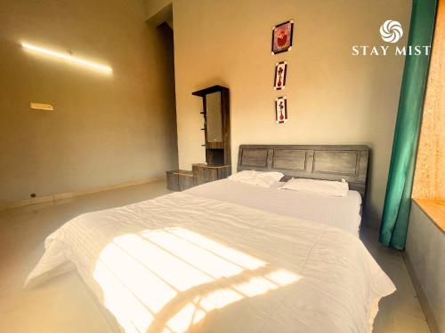 Una cama o camas en una habitación de StayMist - Aegis Poolside Villa