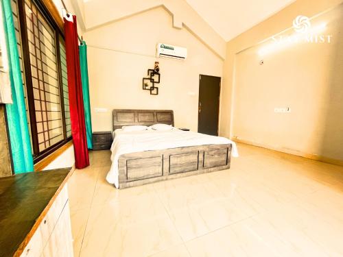 Una cama o camas en una habitación de StayMist - Aegis Poolside Villa