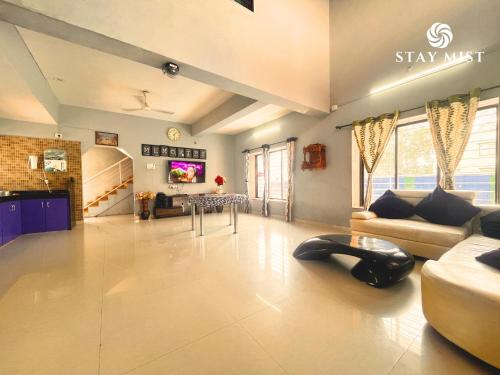 Un lugar para sentarse en StayMist - Aegis Poolside Villa