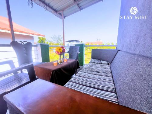 Un balcón o terraza en StayMist - Aegis Poolside Villa