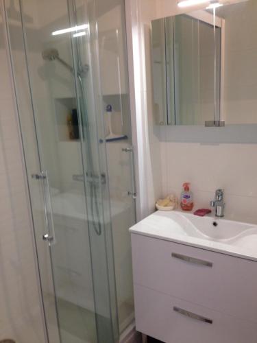 une salle de bain avec douche et lavabo dans l'établissement T2 dans résidence de standing, à Royan