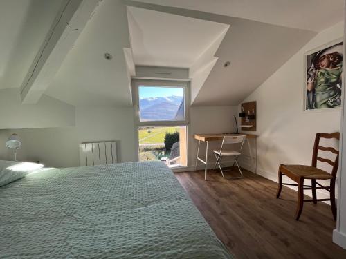 Ein Bett oder Betten in einem Zimmer der Unterkunft Maison des Fleurs T2 COSY