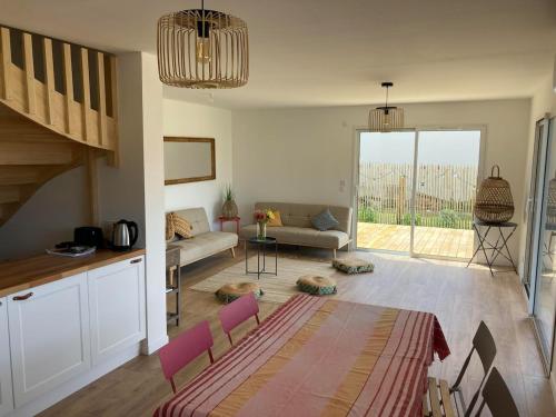 un salon avec un canapé et une table dans l'établissement Great big holiday house, à Vielle-Saint-Girons