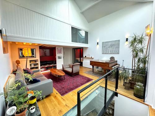 - un salon avec un canapé et un piano dans l'établissement The Pianist - House Loft - Heart of Montparnasse, à Paris