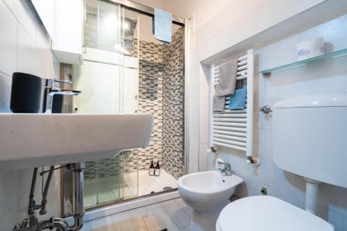 a bathroom with a sink and a toilet and a shower at Bilocale Incantevole in Casalecchio di Reno