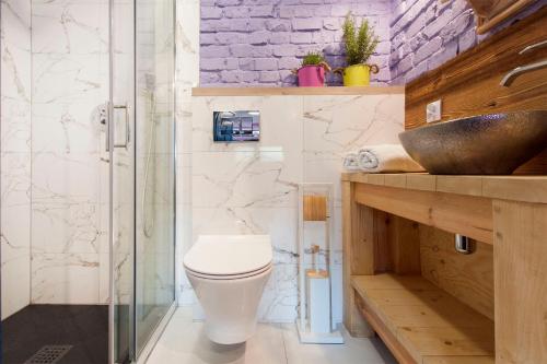 a bathroom with a toilet and a glass shower at SOBIESZEPTY Odetchnij ciszą in Gdańsk