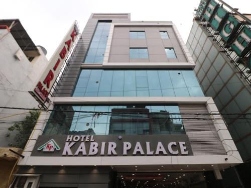 un cartel del palacio kabir del hotel frente a un edificio en Hotel Kabir Palace near connaught place, en Nueva Delhi