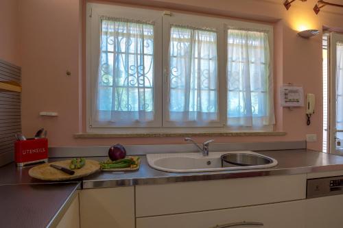 Nhà bếp/bếp nhỏ tại Villa Robin, elegante e indipendente Città Giardino Viareggio