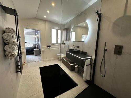 une salle de bain avec un lavabo noir et un miroir dans l'établissement Family Designer House in The Heart of Montparnasse, à Paris