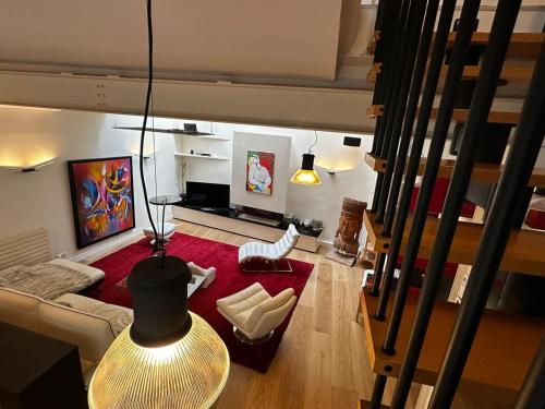 d'un salon avec un grand éclairage. dans l'établissement Family Designer House in The Heart of Montparnasse, à Paris