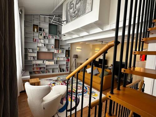 - un salon avec un escalier, des chaises et un canapé dans l'établissement Family Designer House in The Heart of Montparnasse, à Paris