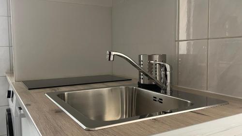 - un évier de cuisine en acier inoxydable dans l'établissement Studio aux portes de Paris, à Ivry-sur-Seine