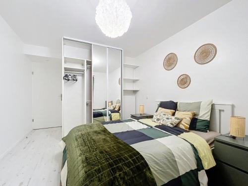 une chambre avec un lit et un miroir dans l'établissement 2 Bedrooms, near Paris, family friendly, metro RER, à Rosny-sous-Bois