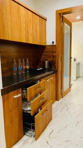 Kuchyň nebo kuchyňský kout v ubytování Stay 10 Parallel Apartment Hotel