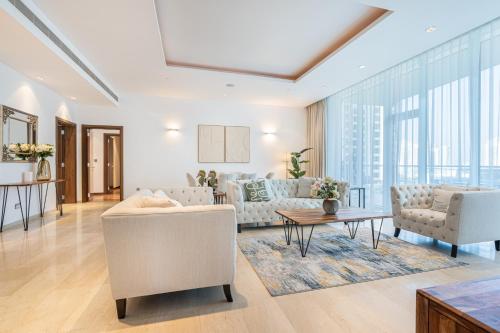 Palm Home next to Nakheel Mall with Private Beach