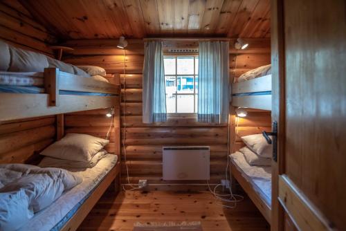 Habitación con 2 literas en una cabaña de madera en Trysilfjellet Sør 204, en Trysil