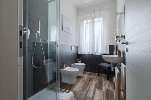 a bathroom with a shower and a toilet and a sink at Pit Stop, camera al primo piano con clima e bagno privato in Pisa
