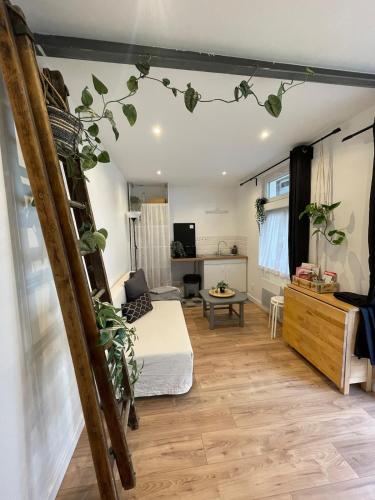 une chambre avec un lit et un salon avec une échelle dans l'établissement - Chez nous -, à Clermont-Ferrand