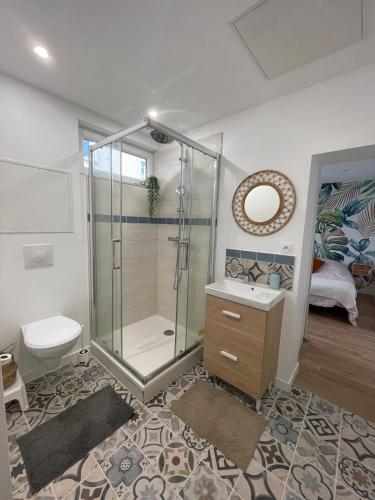 une salle de bains avec douche, toilettes et lavabo dans l'établissement - Chez nous -, à Clermont-Ferrand