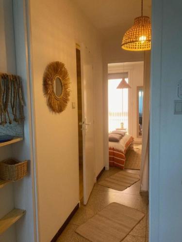 - un couloir avec une chambre dotée d'un miroir mural dans l'établissement AIR de la MER, à Marseille