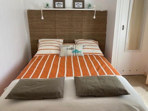 un lit avec deux oreillers dessus dans une chambre dans l'établissement AIR de la MER, à Marseille