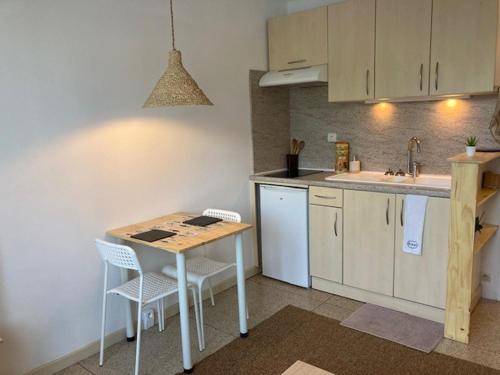 une cuisine avec une table, des chaises et un évier dans l'établissement AIR de la MER, à Marseille